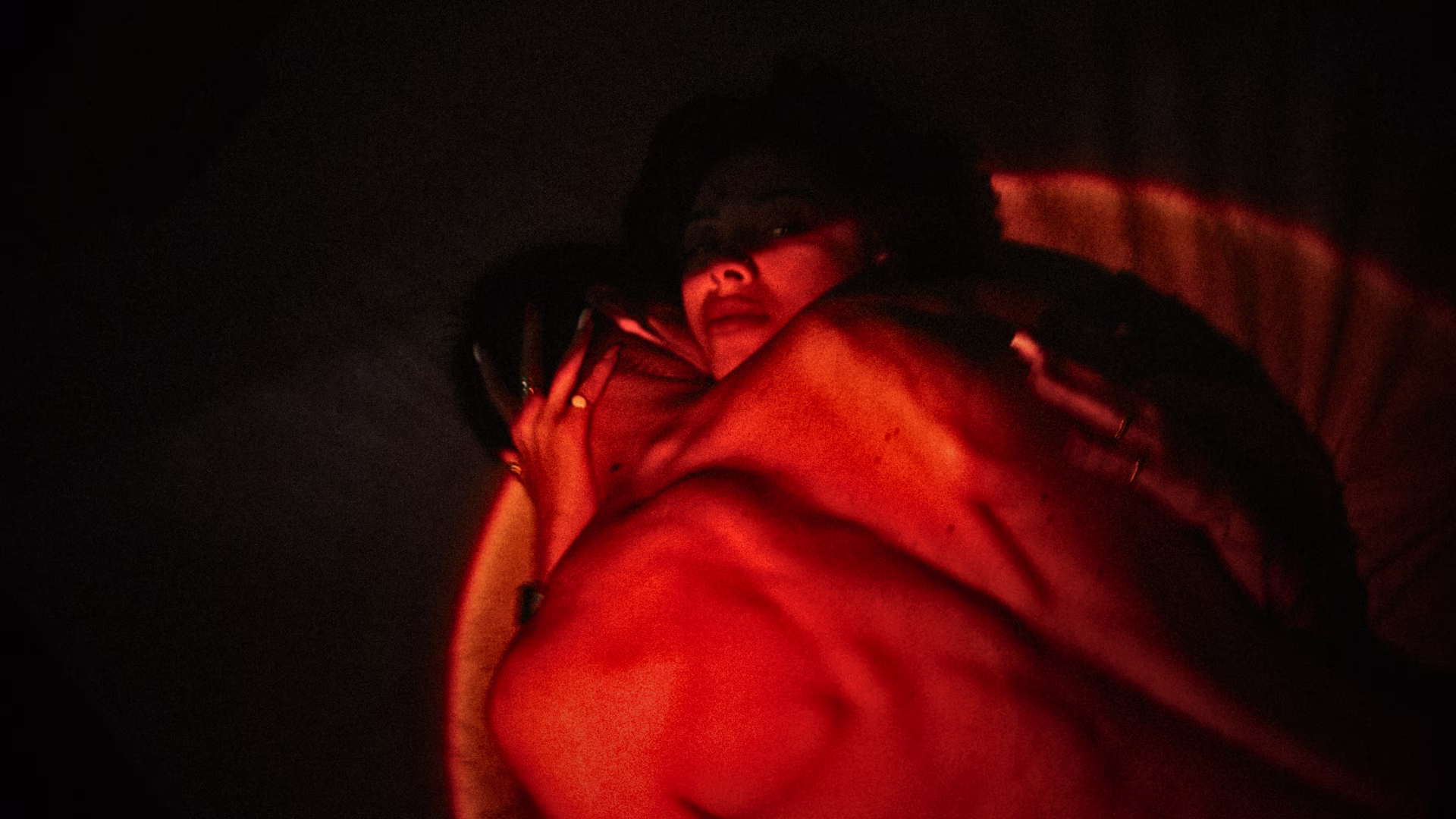 homem e mulher deitados numa cama em carícias