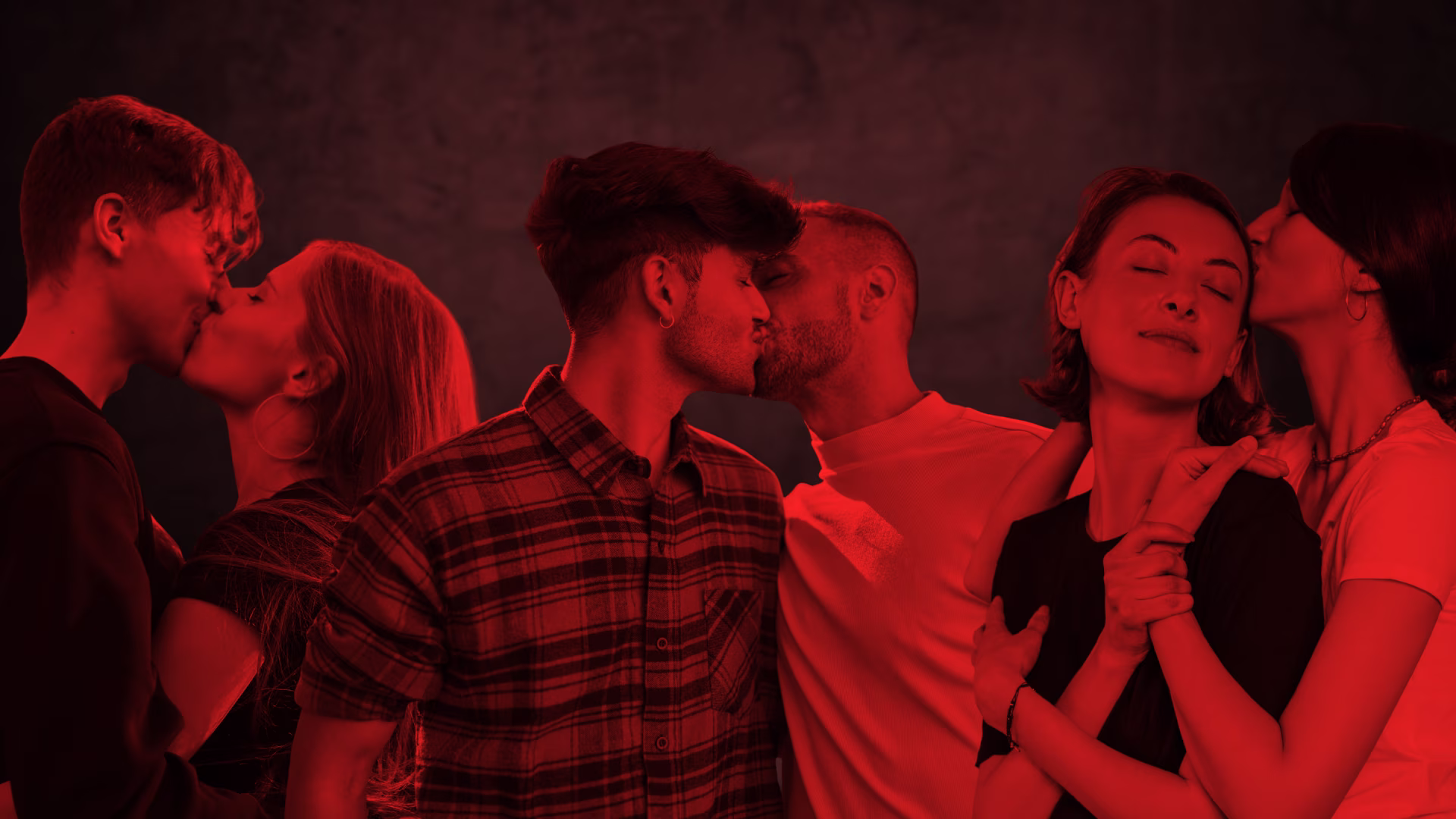 três casais diferentes aos beijos. Um casal gay, um casal de lésbicas e um casal heterossexual.